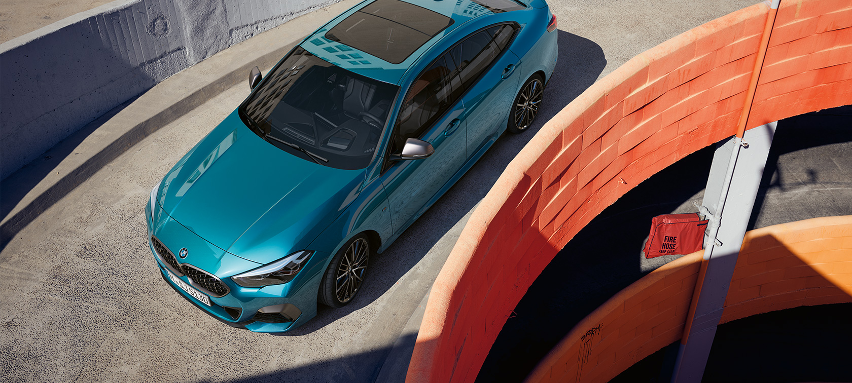 BMW 2-serie Gran Coupé F44, set forfra let drejet ovenfra BMW 2-serie Gran Coupé F44 Snapper Rocks Blue metallic, set forfra let drejet ovenfra på taget