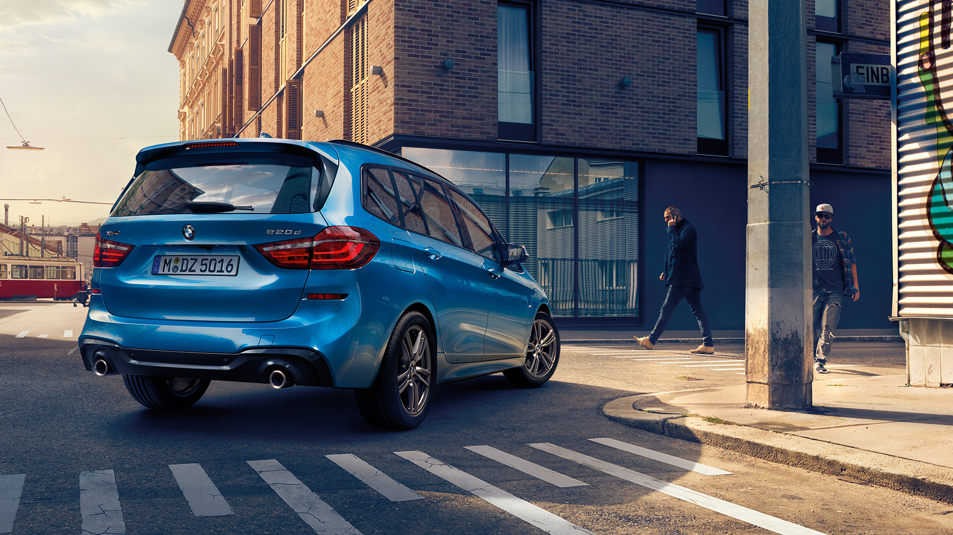 Eksteriør BMW 2-serie Gran Tourer Eksteriør BMW 2-serie Gran Tourer 220d xDrive F46 Facelift 2018 Estoril Blue metallic set bagfra let drejet kørende i centrum af en by