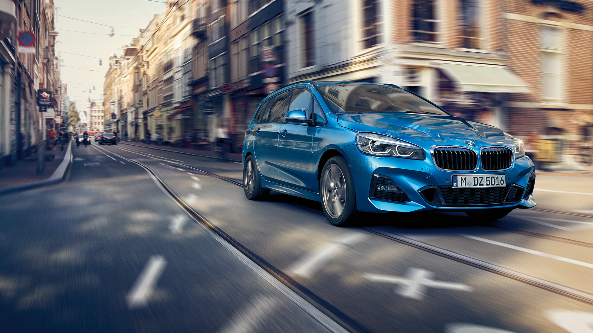 Køredynamik BMW 2-SERIE Gran Tourer Køredynamik BMW 2-SERIE Gran Tourer F46 2018 Estoril Blue metallic set forfra let drejet kørende i centrum af en by