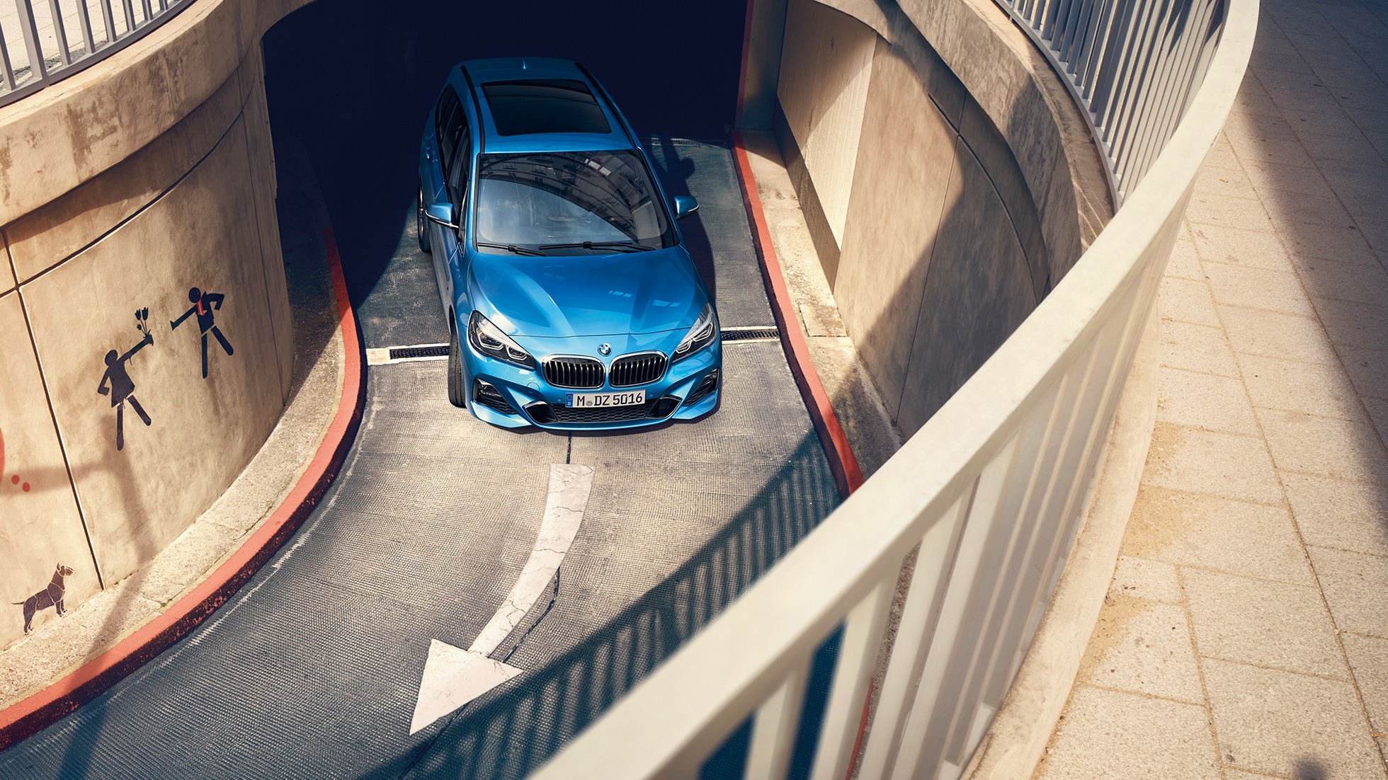 BMW 2-serie Gran Tourer kørende i et parkeringshus BMW 2-serie Gran Tourer F46 Facelift 2018 Estoril Blue metallic set i fugleperspektiv kørende i et parkeringshus
