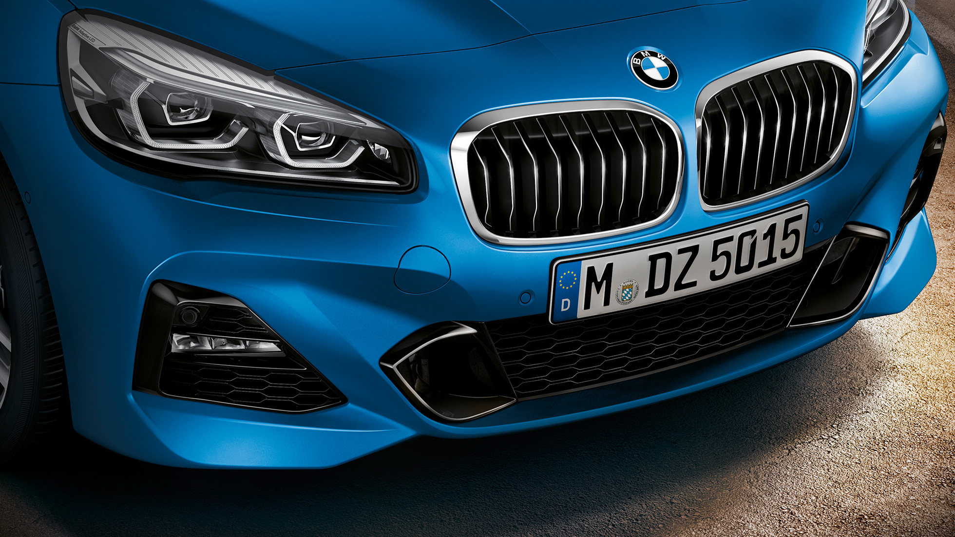 Dobbeltnyre BMW 2-serie Gran Tourer Dobbeltnyre BMW 2-serie Gran Tourer F46 Facelift 2018 Estoril Blue metallic nærbillede af front