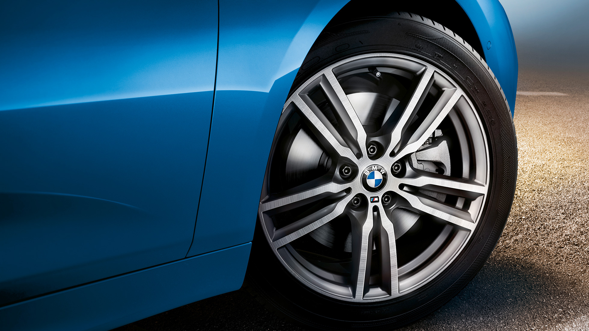 Letmetalfælge BMW 2-serie Gran Tourer Letmetalfælge BMW 2-serie Gran Tourer F46 Facelift 2018 Estoril Blue metallic nærbillede