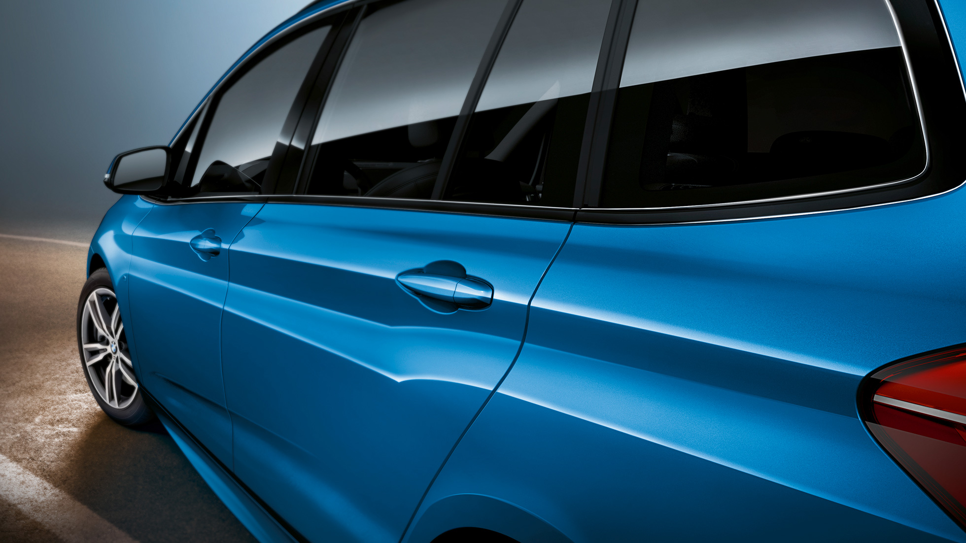 Sideparti BMW 2-serie Gran Tourer Sideparti BMW 2-serie Gran Tourer F46 Facelift 2018 Estoril Blue metallic nærbillede