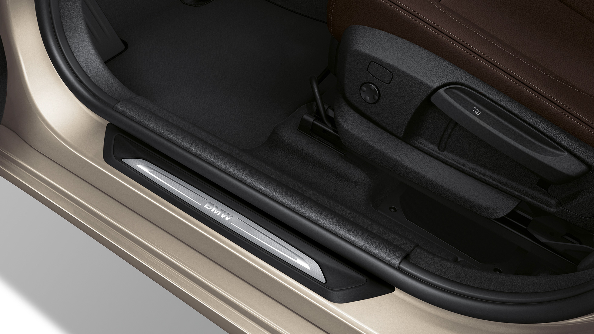 Indstigningslister BMW 2-serie Gran Tourer Luxury Line Indstigningslister BMW 2-serie Gran Tourer 218d xDrive Luxury Line F46 2018 Jucaro Beige metallic nærbillede