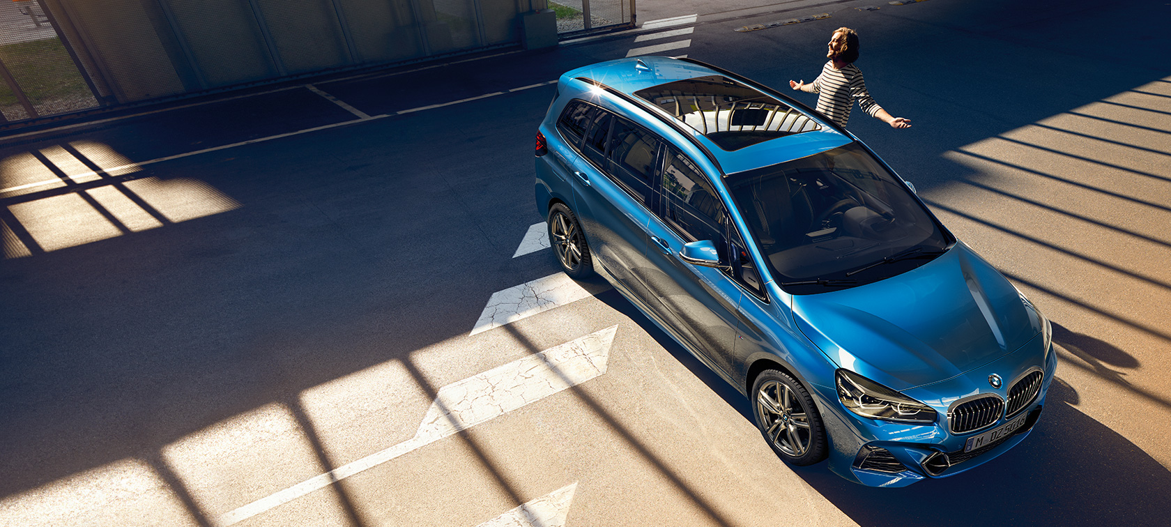 BMW 2-serie Gran Tourer med familie Familie ved siden af BMW 2-serie Gran Tourer F46 Facelift 2018 Estoril Blue metallic