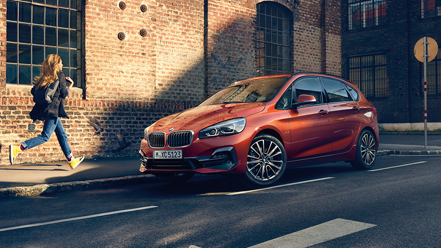 BMW 2-serie Active Tourer F45 set fra siden lidt drejet kørende på vejen BMW 2-serie modeller BMW 2-serie Active Tourer F45 set fra siden lidt drejet kørende på vejen