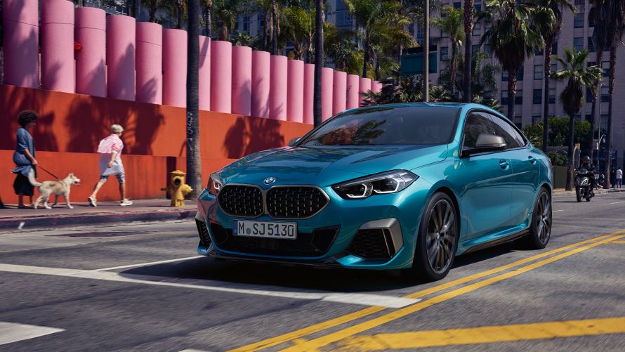 BMW 2-serie Gran Coupé F44 set forfra let drejet kørende på vejen BMW 2-serie modeller BMW 2-serie Gran Coupé F44 set forfra let drejet kørende på vejen