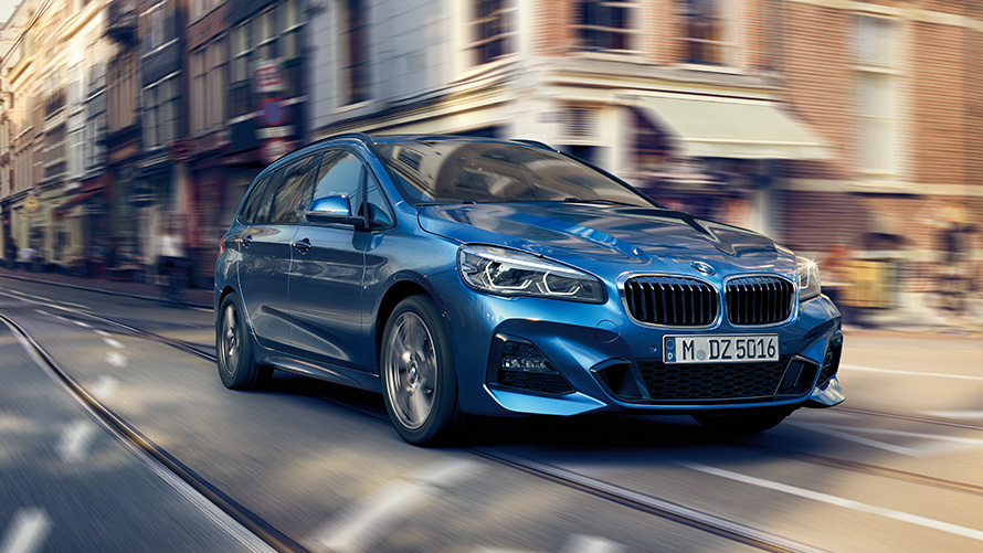 BMW 2-serie Gran Tourer F46 set forfra let drejet kørende på vejen BMW 2-serie modeller BMW 2-serie Gran Tourer F46 set forfra let drejet kørende på vejen