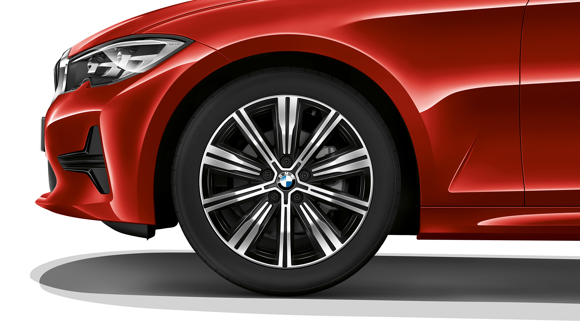 BMW 3-serie Sedan, Model Advantage-letmetalfælge. Nærbillede af letmetalfælge på BMW 3-serie Sedan med Model Advantage-udstyr.
