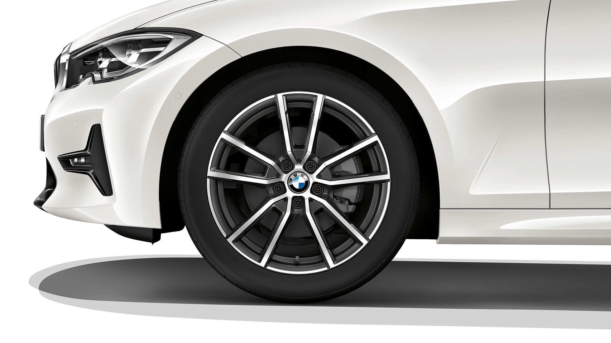 BMW 3-serie Sedan, Model Sport Line-letmetalfælge. Nærbillede af letmetalfælge på BMW 3-serie Sedan med Model Sport Line-udstyr.