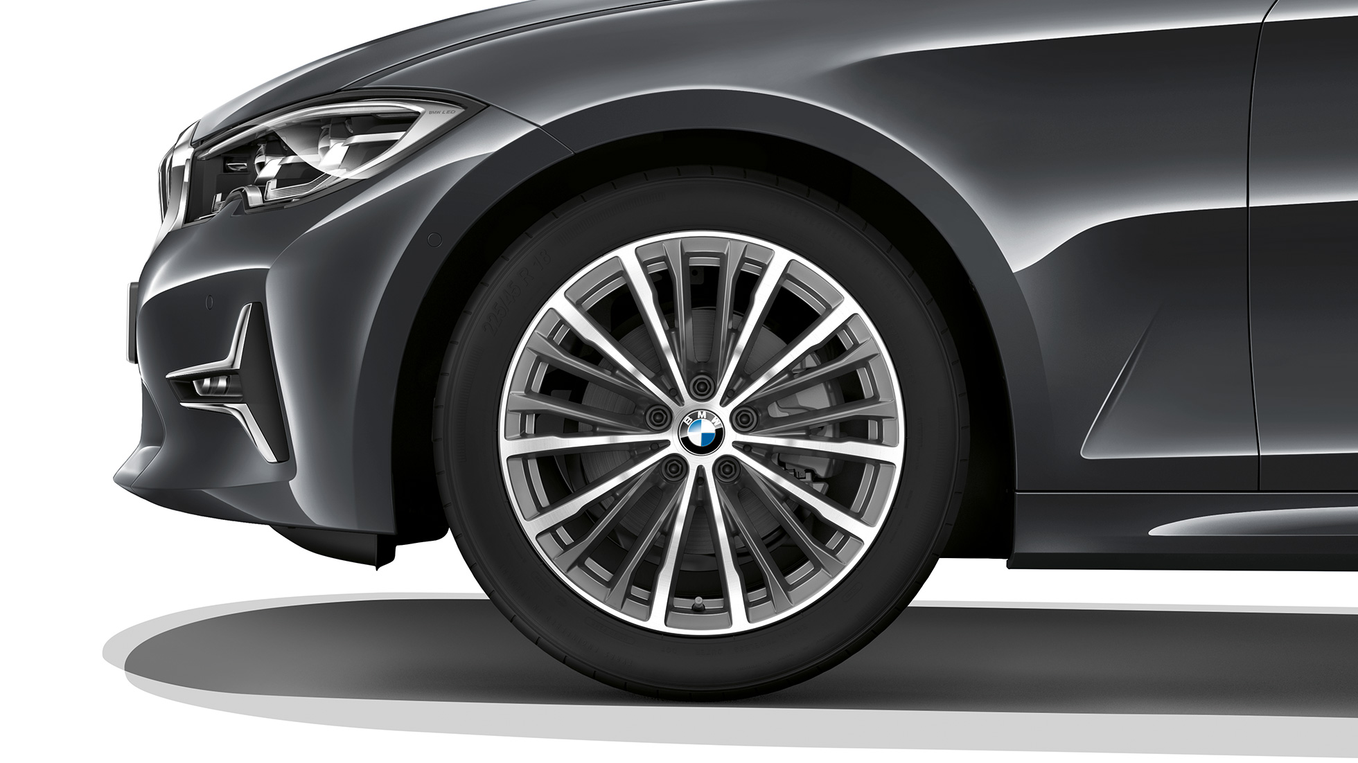BMW 3-serie Sedan, Model Luxury Line-letmetalfælge Nærbillede af letmetalfælge på BMW 3-serie Sedan med Model Luxury Line-udstyr.