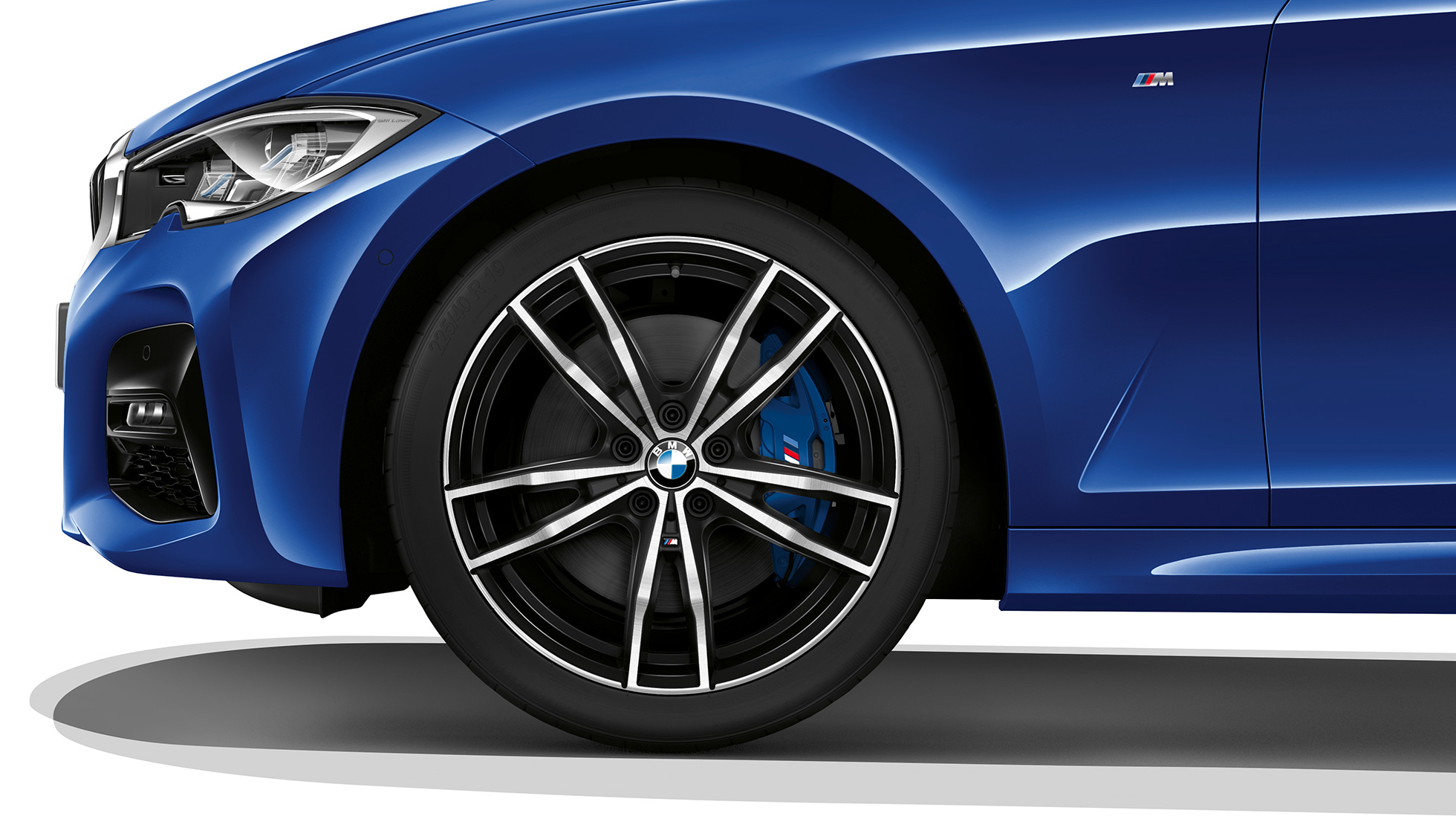 BMW 3-serie Sedan, Model M Sport-letmetalfælge. Nærbillede af letmetalfælge på BMW 3-serie Sedan med Model M Sport-udstyr.