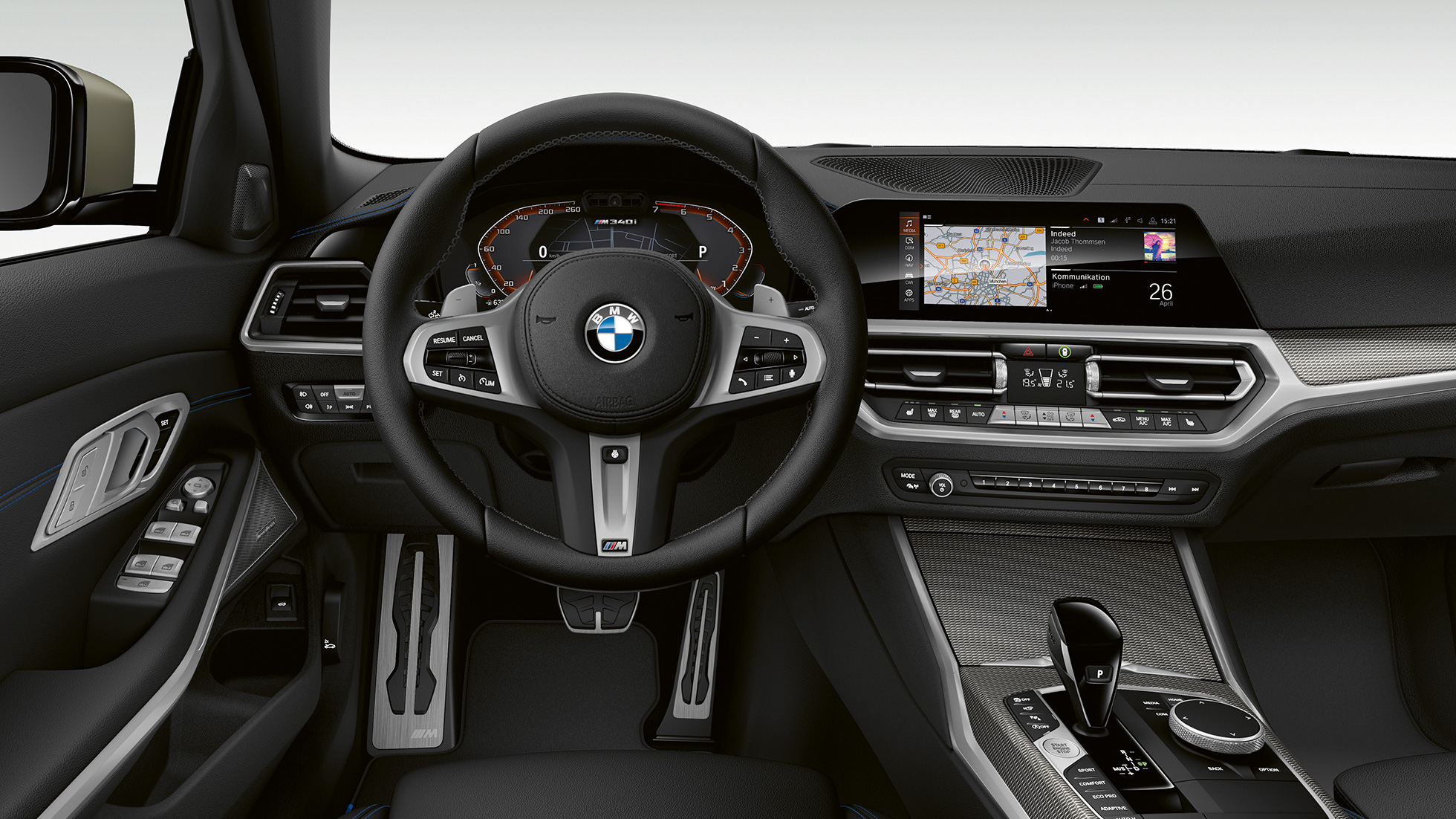 BMW 3-serie Sedan, M340i xDrive-cockpit. Nærbillede af cockpit i førersiden i BMW 3-serie M340i xDrive Sedan set forfra.