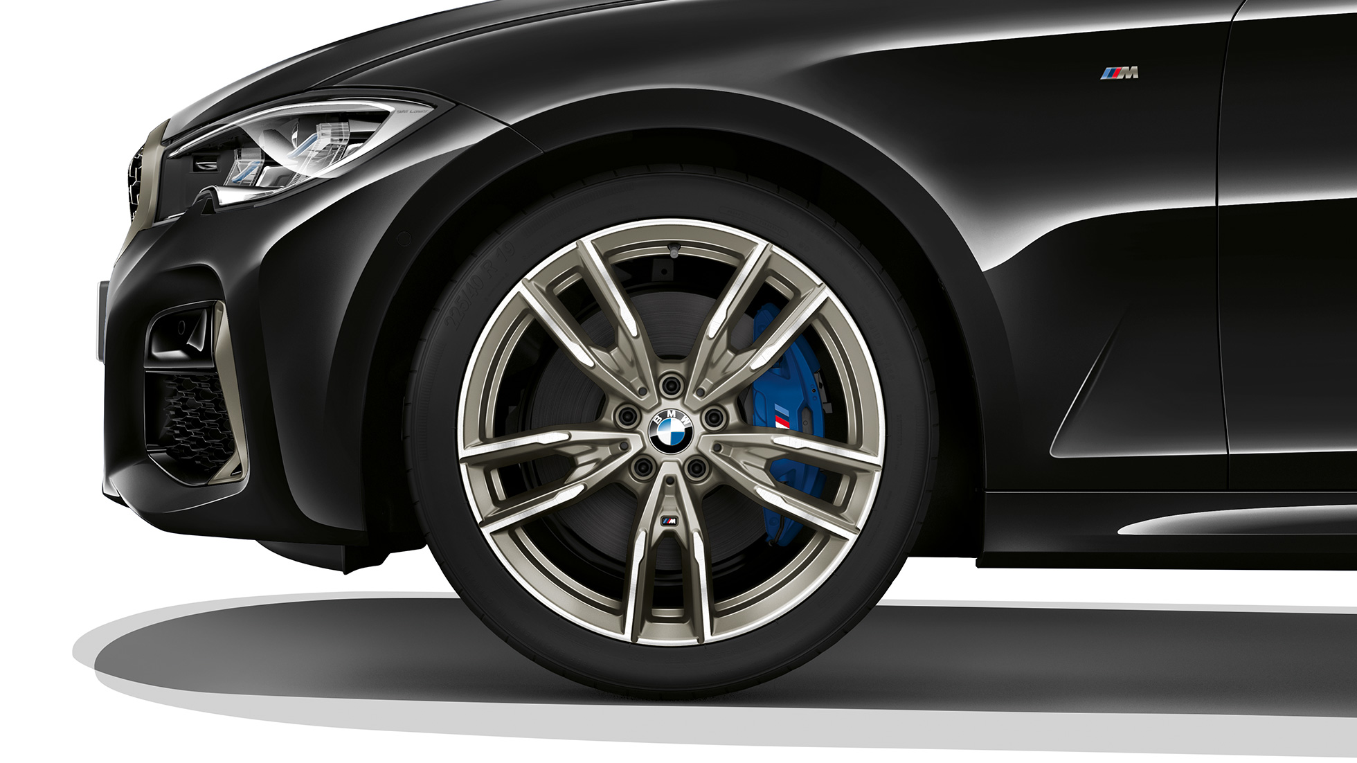 BMW 3-serie Sedan, M340i xDrive-letmetalfælg. Nærbillede af letmetalfælg på BMW 3-serie M340i xDrive Sedan.