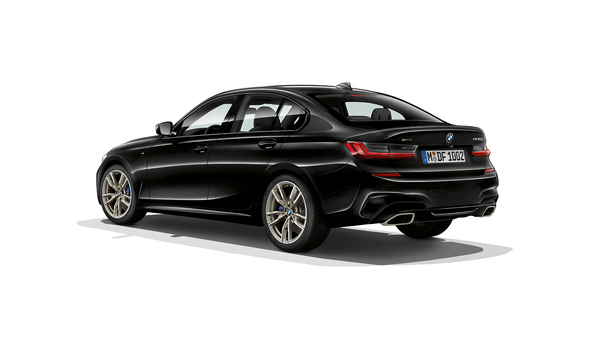 BMW 3-serie Sedan, M340i xDrive-bagende. BMW 3er M340i xDrive Sedan set bagfra let drejet.
