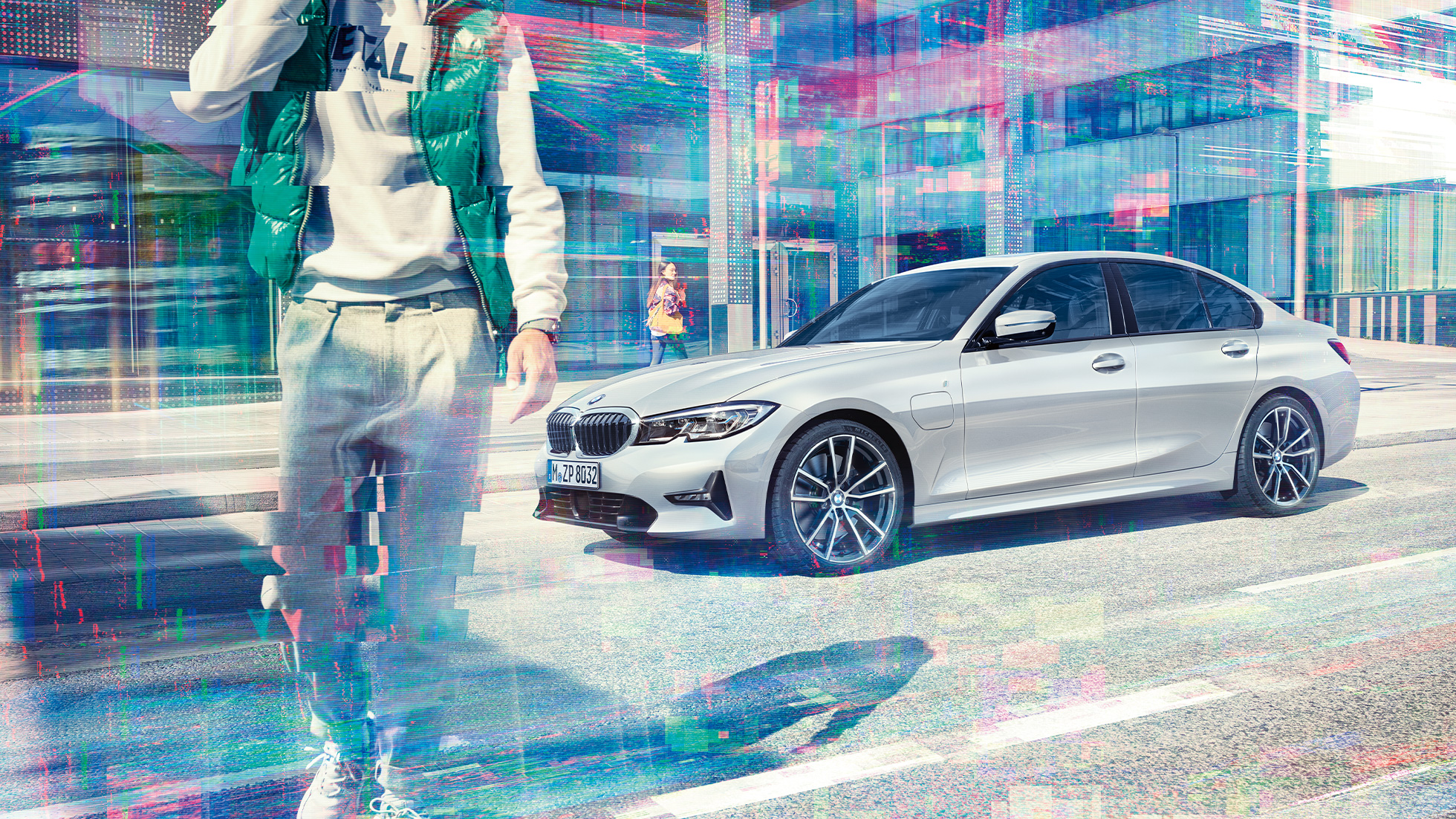 BMW 3-serie Sedan BMW 330e set fra siden. BMW 3-serie Sedan BMW 330e G20 Glacier Silver metallic set fra siden kørende.