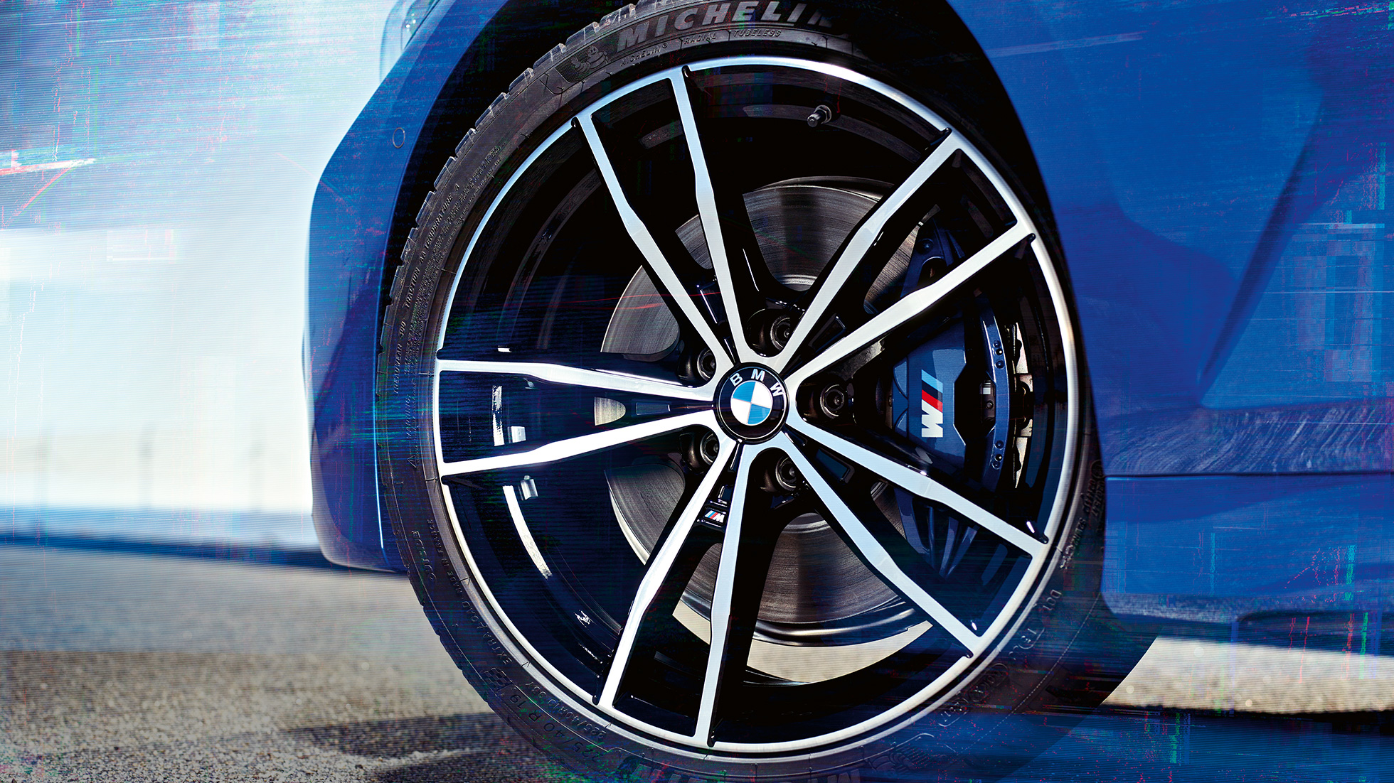 BMW 3-serie Sedan, letmetalfælge 791 M. Nærbillede af 19'' letmetalfælgene på BMW 3-serie Sedan i 791 M Jetblack.