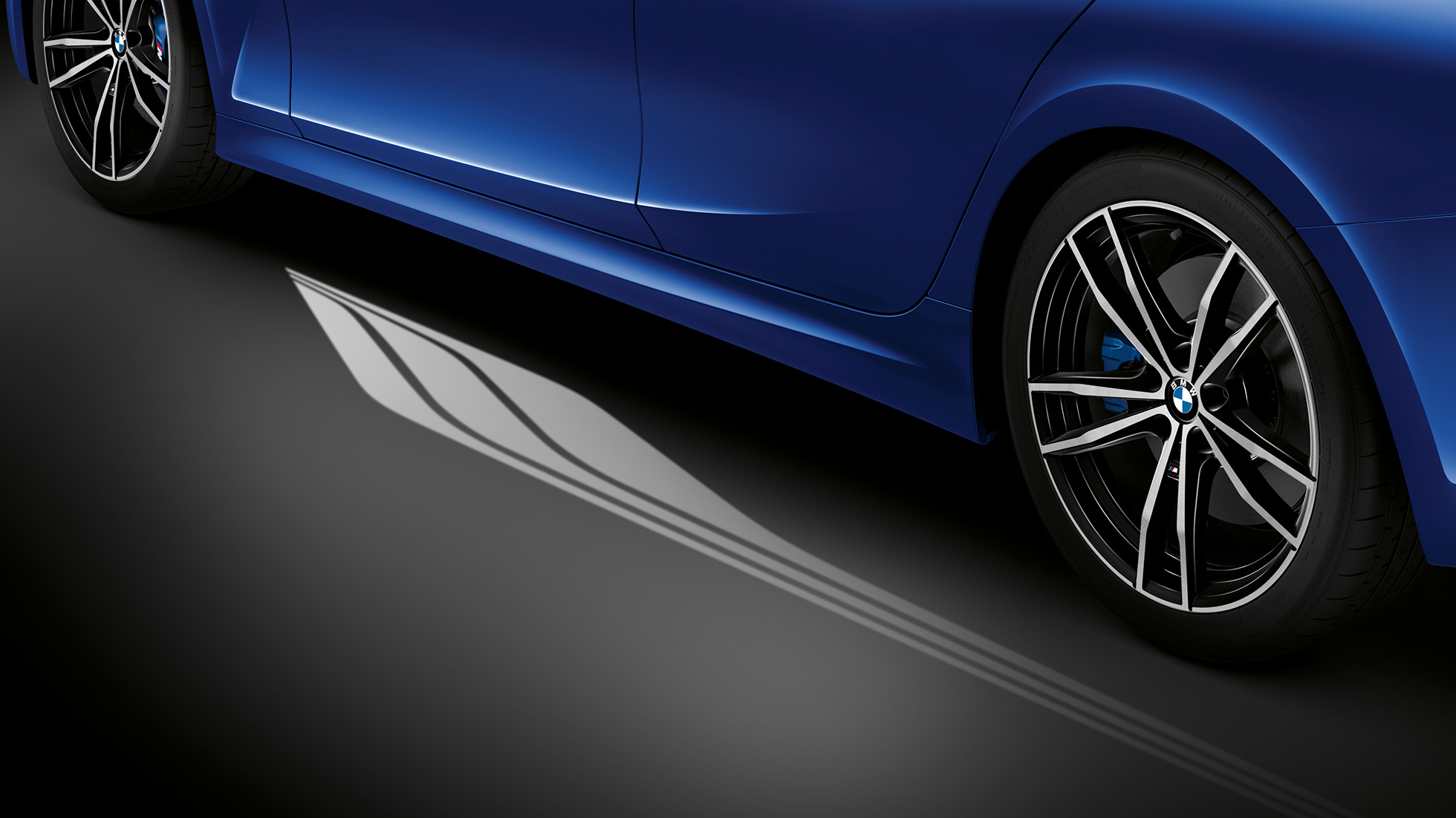 BMW 3-serie Sedan, Welcome Light Carpet. Nærbillede fra siden af åben dør i førersiden med Welcome Light Carpet.
