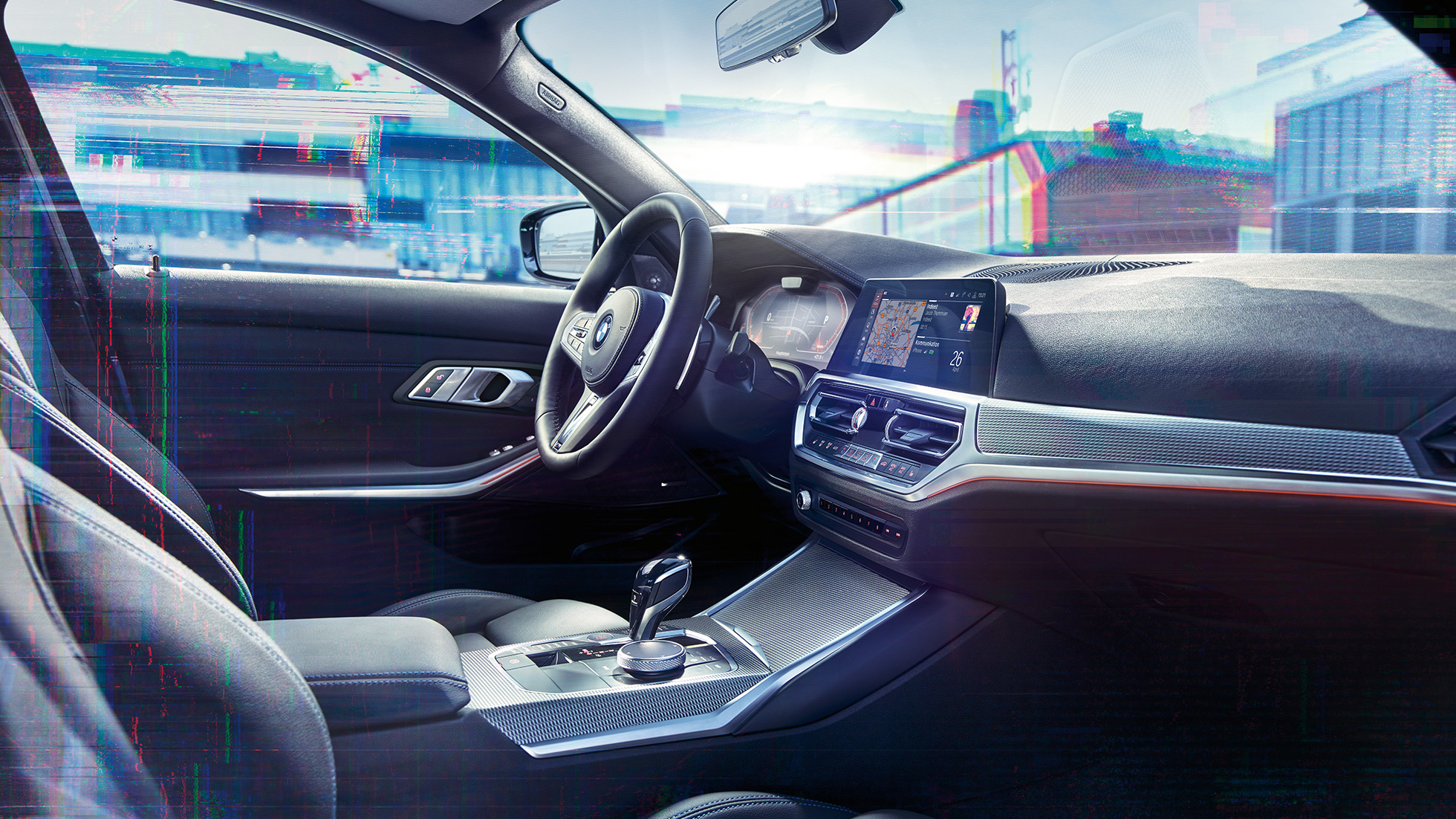 BMW 3-serie Sedan, M instrumentkombination. Nærbillede af kabinen i BMW 3-serie Sedan set fra siden og ind på cockpittet med instrumentkombination med M specifik visning.