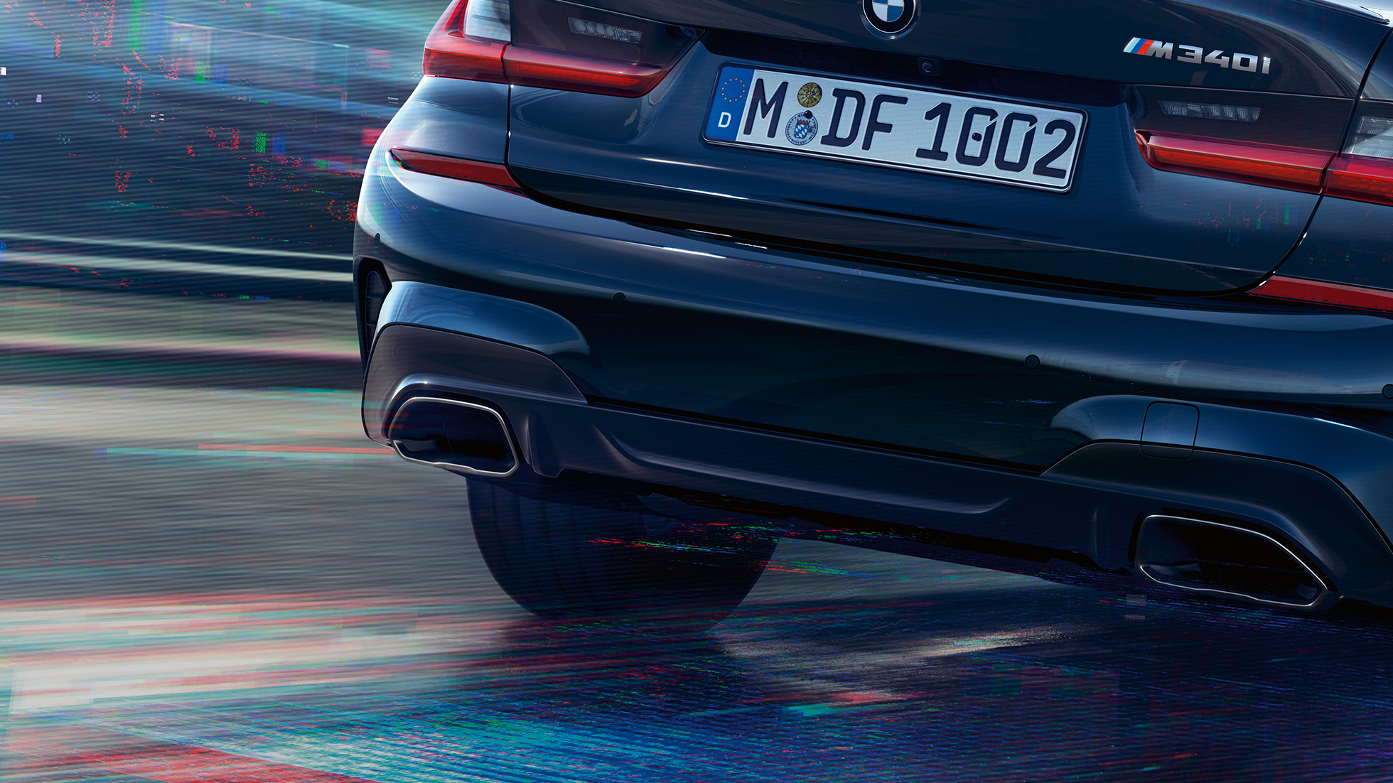 BMW 3-serie Sedan, M rørhaler. Nærbillede af bagenden på BMW 3-serie Sedan med M specifikke rørhaler i Cerium Grey Metallic.