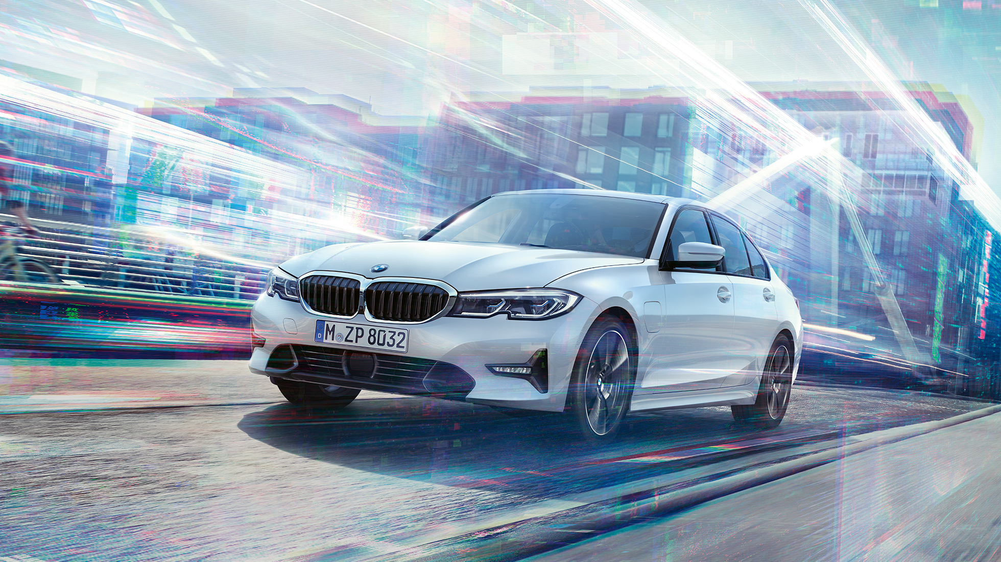 BMW 3-serie Sedan 330e, kørende. BMW 3-serie Sedan 330e i urbant miljø.