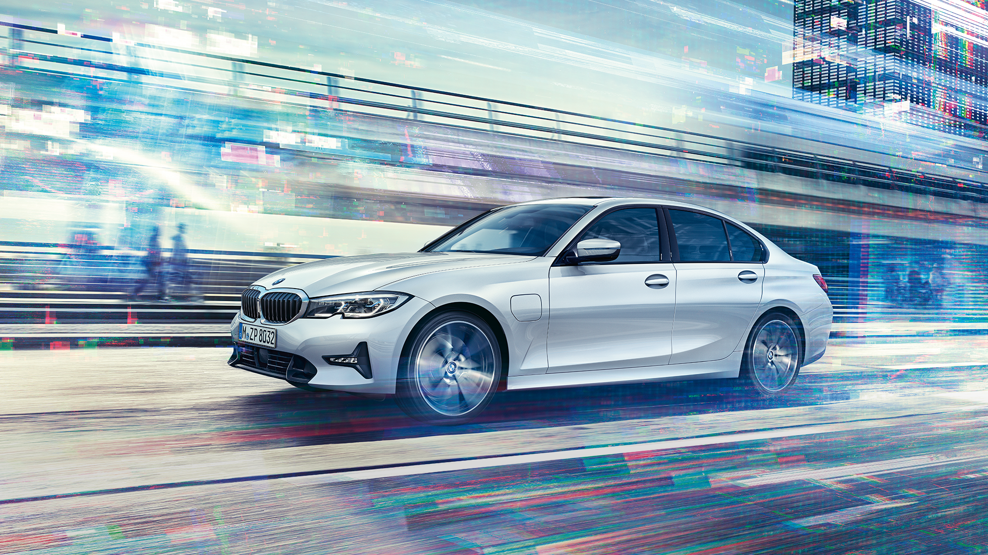 Kørende BMW 3-serie Sedan 330e set fra siden. Kørende BMW 3-serie Sedan 330e set fra siden i urbant miljø.