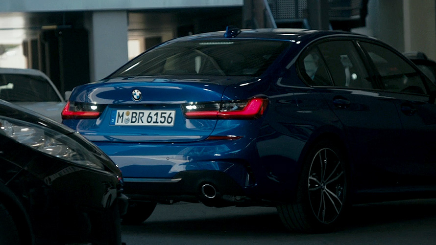 BMW 3-serie Sedan (G20), bakassistent. Nærbillede af cockpitdisplayet i BMW 3-serie Sedan (G20) med bakassistent.