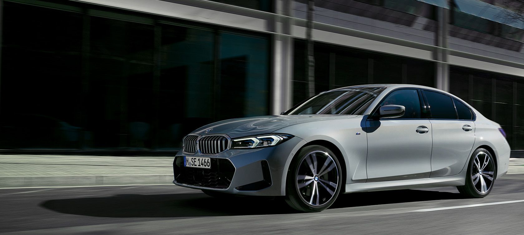 BMW 3-serie Sedan LCI G20 Brooklyn Grey set fra siden stående foran en væg