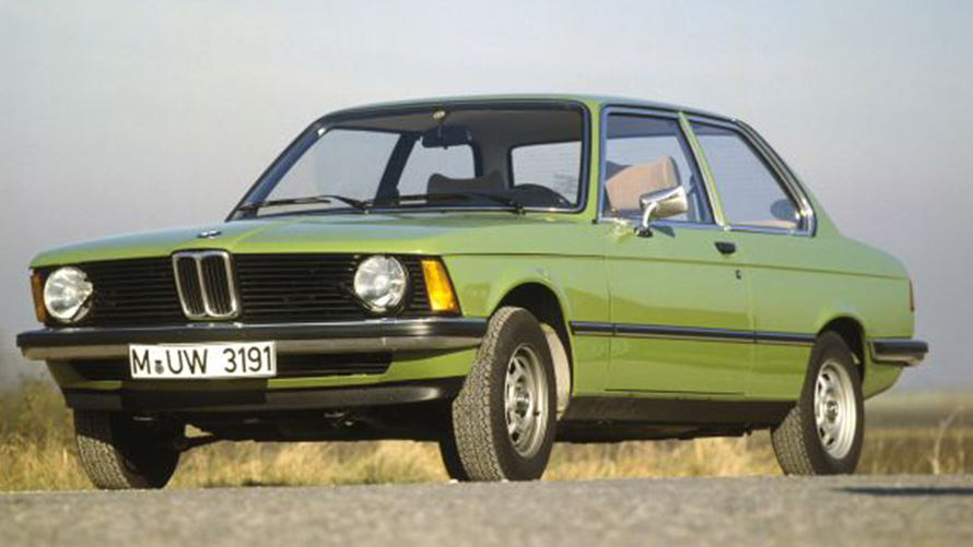BMW 3-serie Sedan E21 første generation set forfra let drejet på vejen BMW 3-serien BMW 3-serie Sedan E21 første generation set forfra let drejet på vejen