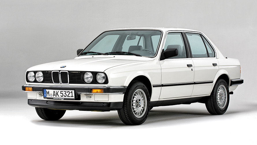 BMW 3-serie Sedan E30 anden generation set forfra let drejet BMW 3-serien BMW 3-serie Sedan E30 anden generation set forfra let drejet