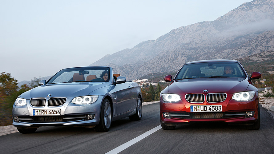 BMW 3-serie Sedan E90 BMW 3-serie Cabrio E93 femte generation set forfra på vejen BMW 3-serien BMW 3-serie Sedan E90 BMW 3-serie Cabriolet E93 femte generation set forfra på vejen