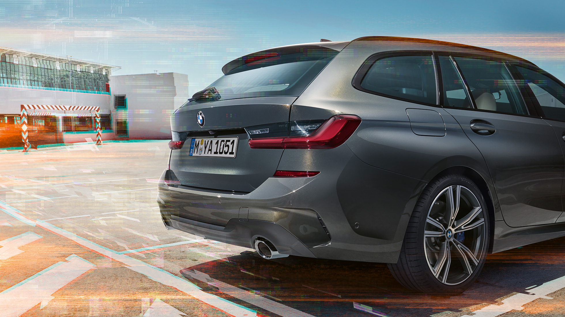 BMW 3-serie Touring set bagfra let drejet på en parkeringsplads BMW 3-serie Touring set bagfra let drejet på en parkeringsplads i bymæssige omgivelser