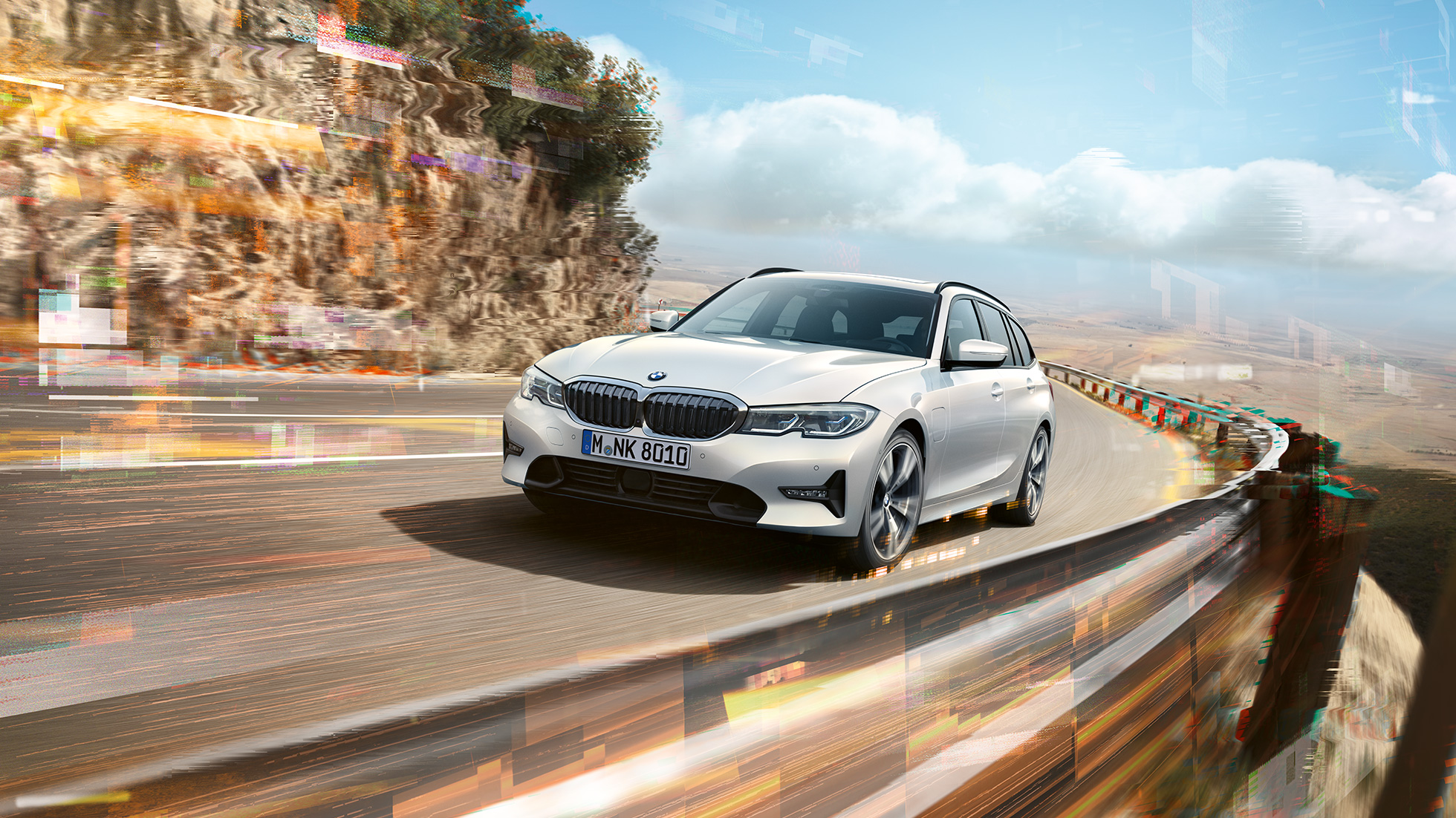 BMW 3-serie Touring, BMW 330e Plug-in-Hybrid BMW 3-serie Touring, BMW 330e Plug-in-Hybrid kørende på en bro