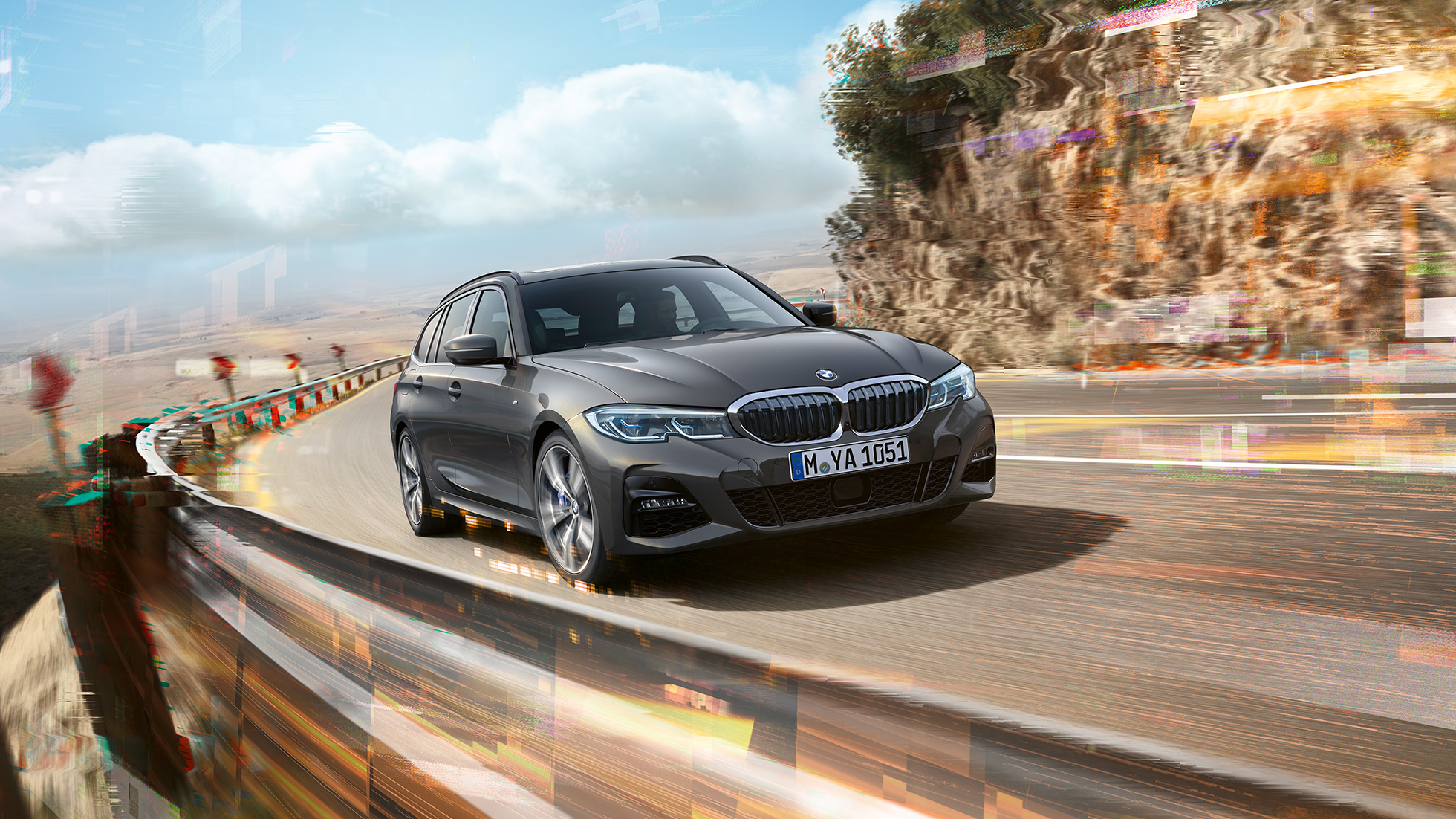 BMW 3-serie Touring set forfra let drejet, design BMW 3-serie Touring set forfra let drejet kørende på en bro foran landlige omgivelser