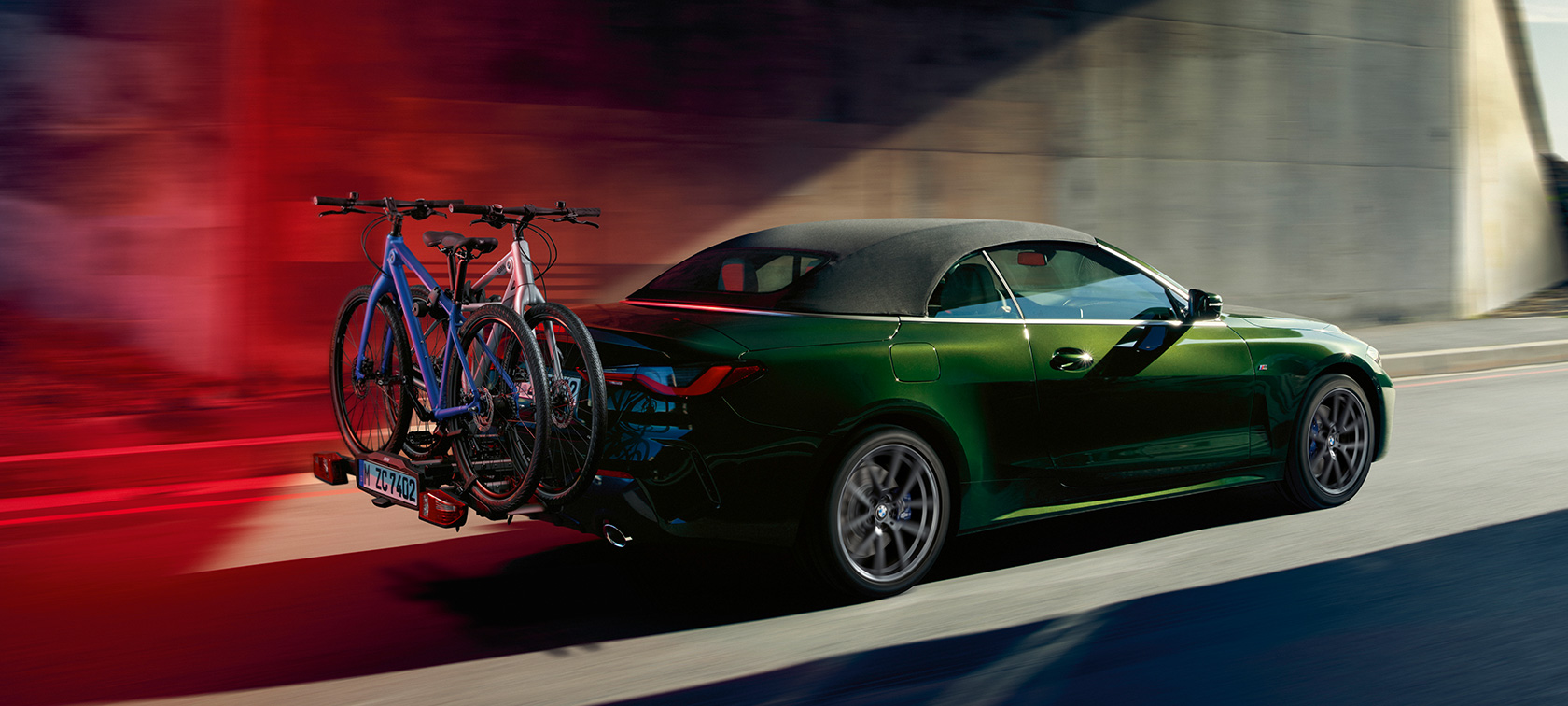 BMW 4-serie Cabriolet G23 2020 med BMW hækcykelholder Pro 2.0 set bagfra let drejet BMW 4-serie Cabriolet G23 2020 Sanremo Green metallic set bagfra let drejet med BMW hækcykelholder Pro 2.0