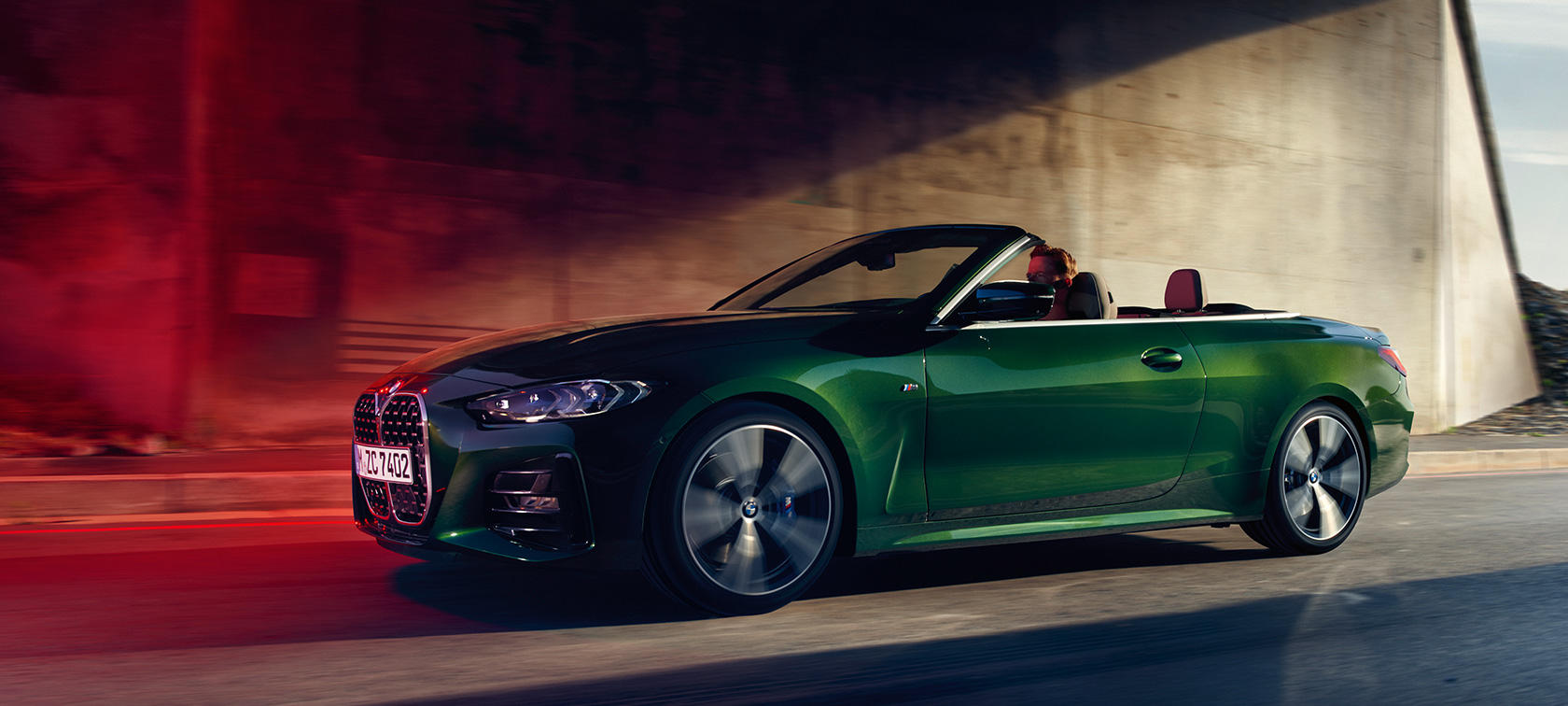 BMW 4-serie Cabriolet G23 2020 set fra siden let drejet kørende BMW 4-serie Cabriolet G23 2020 Sanremo Green metallic set fra siden let drejet kørende