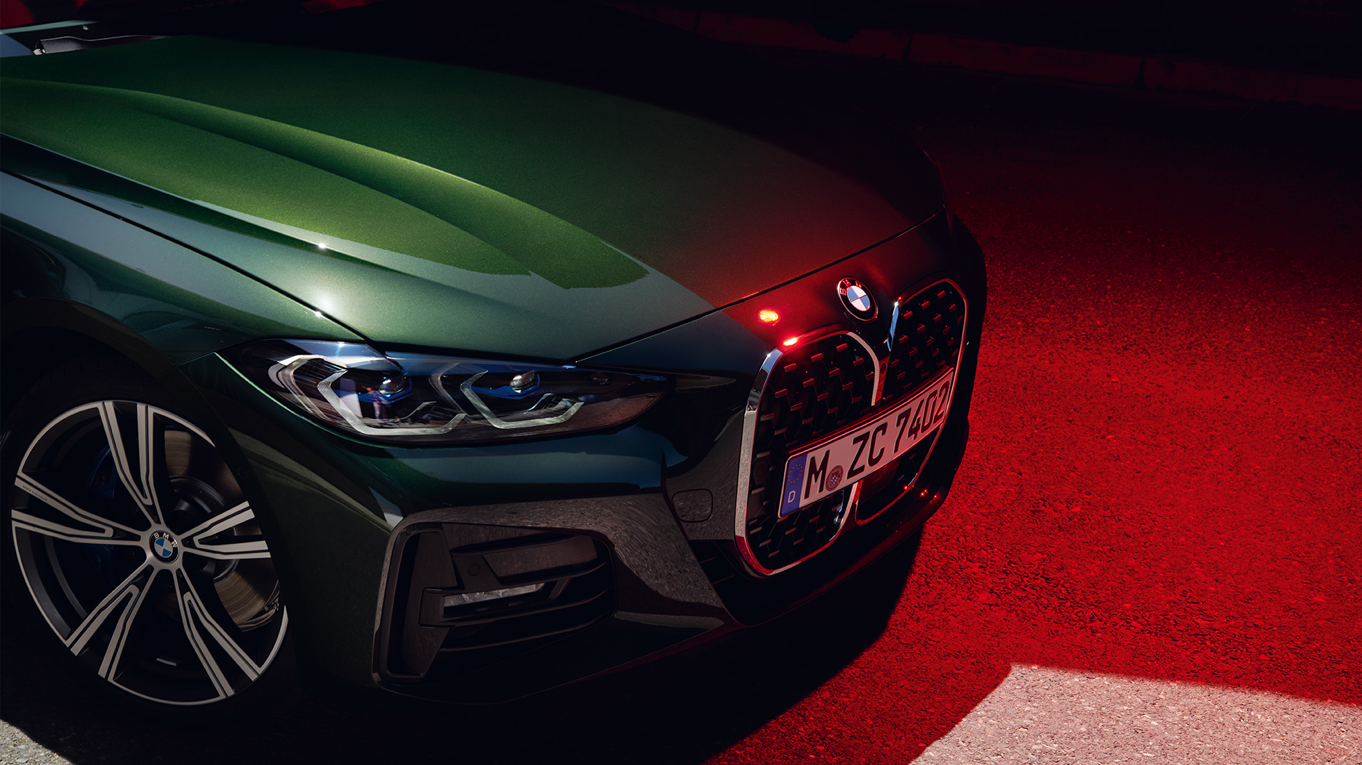 BMW 4-serie Cabriolet G23 2020 set forfra dobbeltnyre BMW 4-serie Cabriolet G23 2020 Sanremo Green metallic set forfra stående nærbillede dobbeltnyre