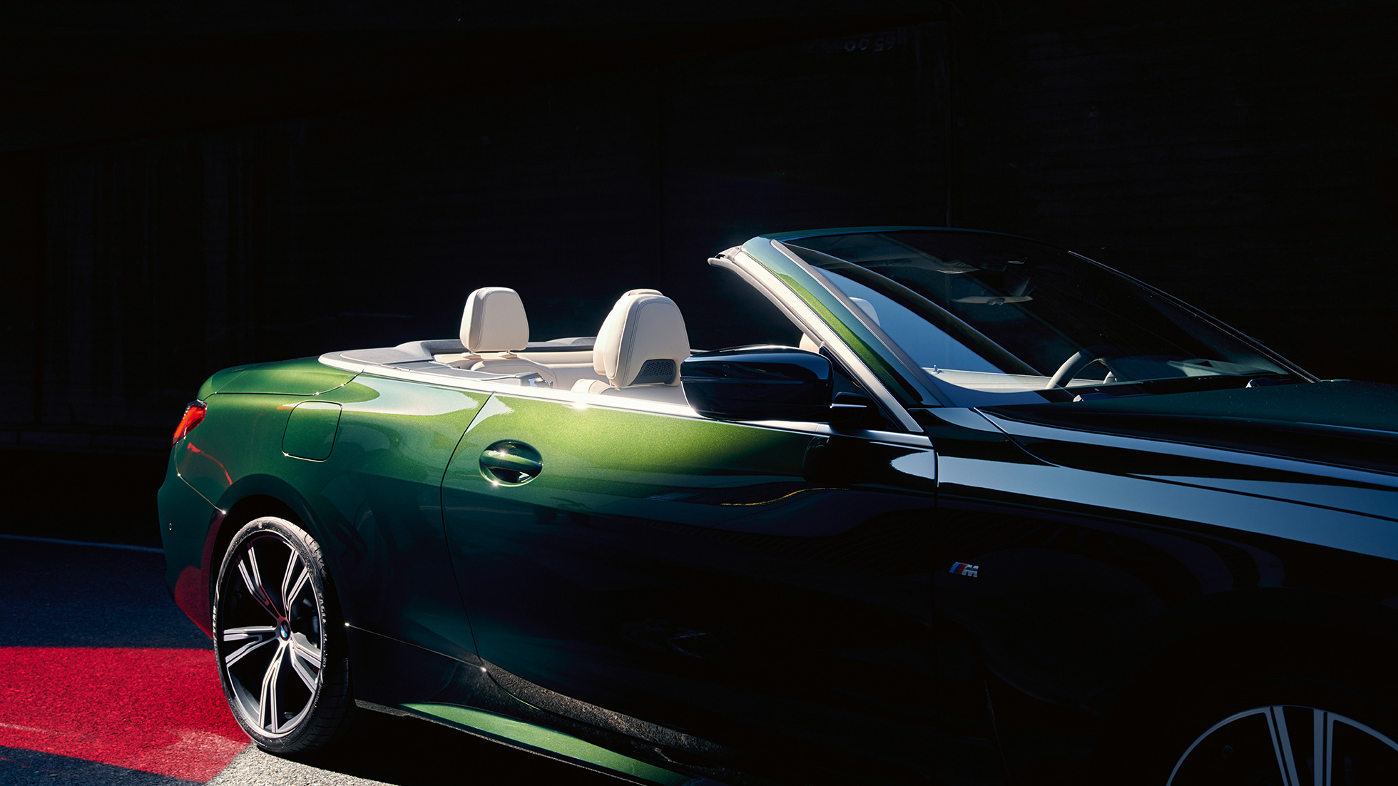 BMW 4-serie Cabriolet G23 2020 set forfra let drejet kørende BMW 4-serie Cabriolet G23 2020 Sanremo Green metallic set forfra let drejet kørende