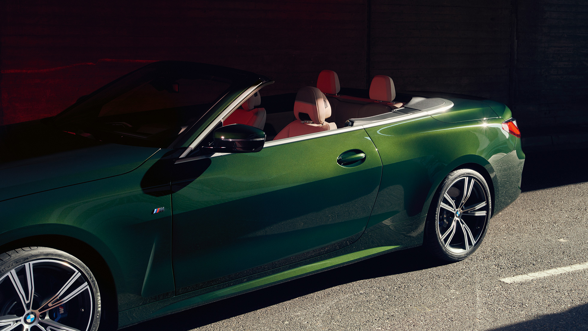 Kvinde kører i en BMW 4-serie Cabriolet G23 2020 Kvinde kører i en BMW 4-serie Cabriolet G23 2020 kabine