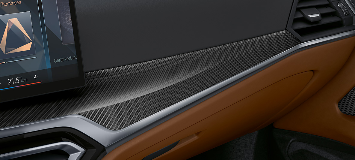 BMW Individual interiørlister 'Carbon Fibre' med detaljestribe i perleglanskrom BMW 4-serie Cabriolet 2020 G23 Individual kabine BMW Individual interiørlister 'Carbon Fibre’ med detaljestribe i perleglanskrom BMW 4-serie Cabriolet Individual G23 2020 kabine