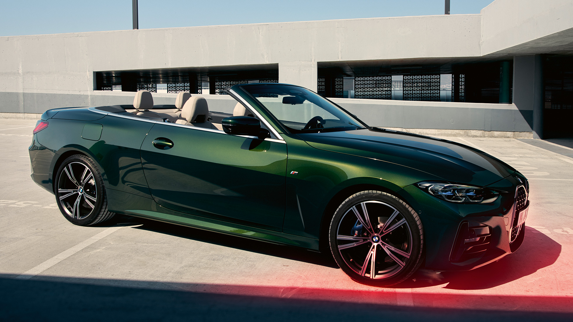 BMW 4-serie Cabriolet G23 2020 set forfra med mand BMW 4-serie Cabriolet G23 2020 Sanremo Green metallic set forfra let drejet med mand ved siden af