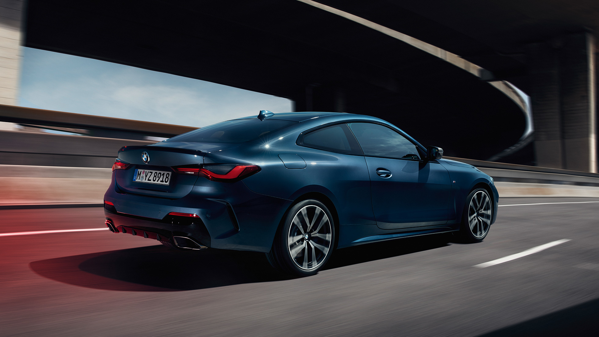 BMW 4-serie Coupé G22 2020 set fra siden let drejet BMW 4-serie Coupé G22 2020 Arctic Race Blue metallic set fra siden let drejet kørende
