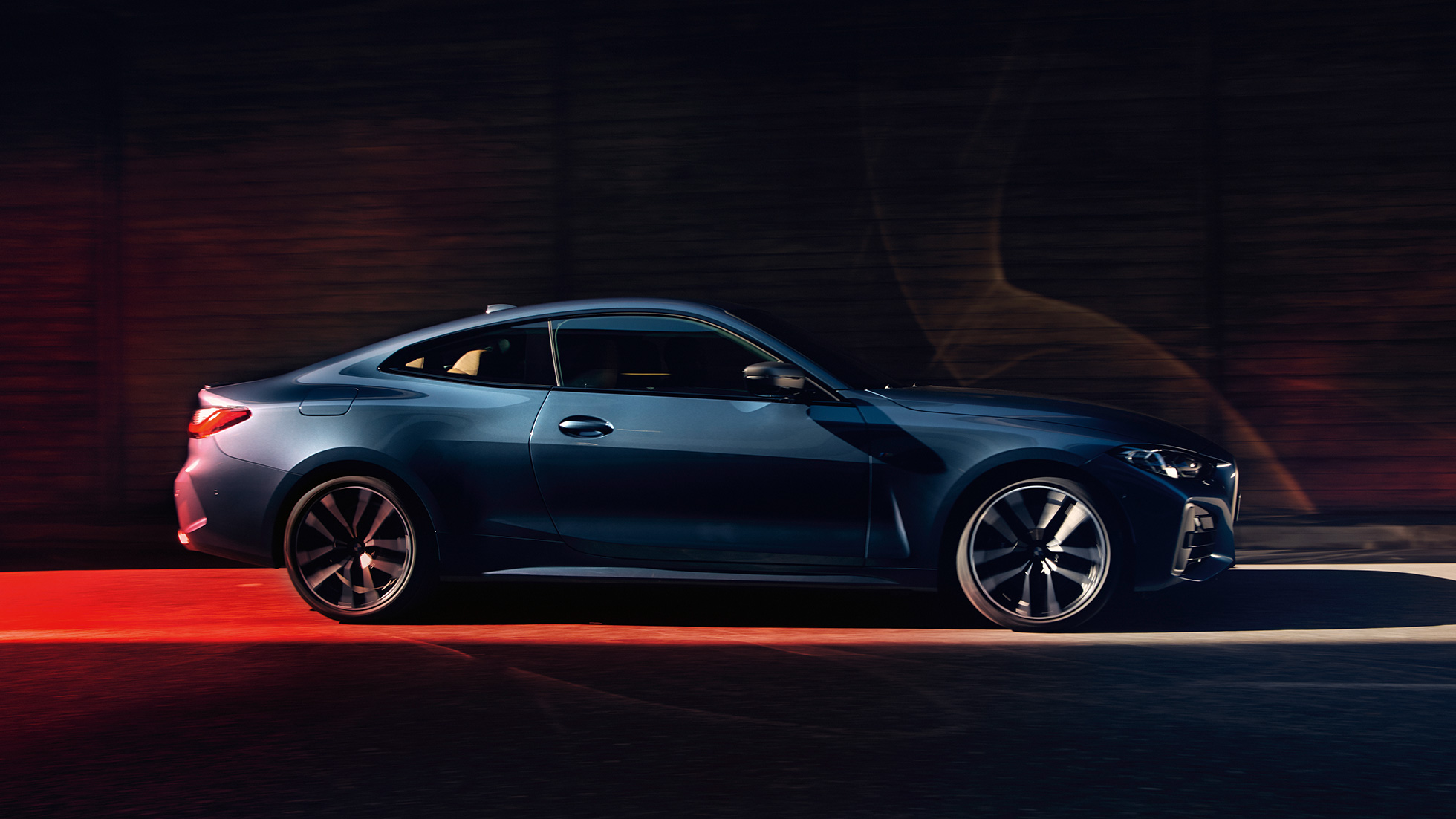 BMW 4-serie Coupé G22 2020 set fra siden BMW 4-serie Coupé G22 2020 Arctic Race Blue metallic set fra siden kørende