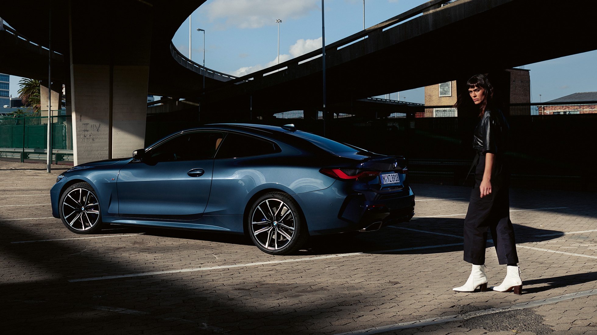 Flydende taglinje BMW 4-serie Coupé G22 2020 set fra siden BMW 4-serie Coupé G22 2020 Arctic Race Blue metallic set fra siden, flydende taglinje