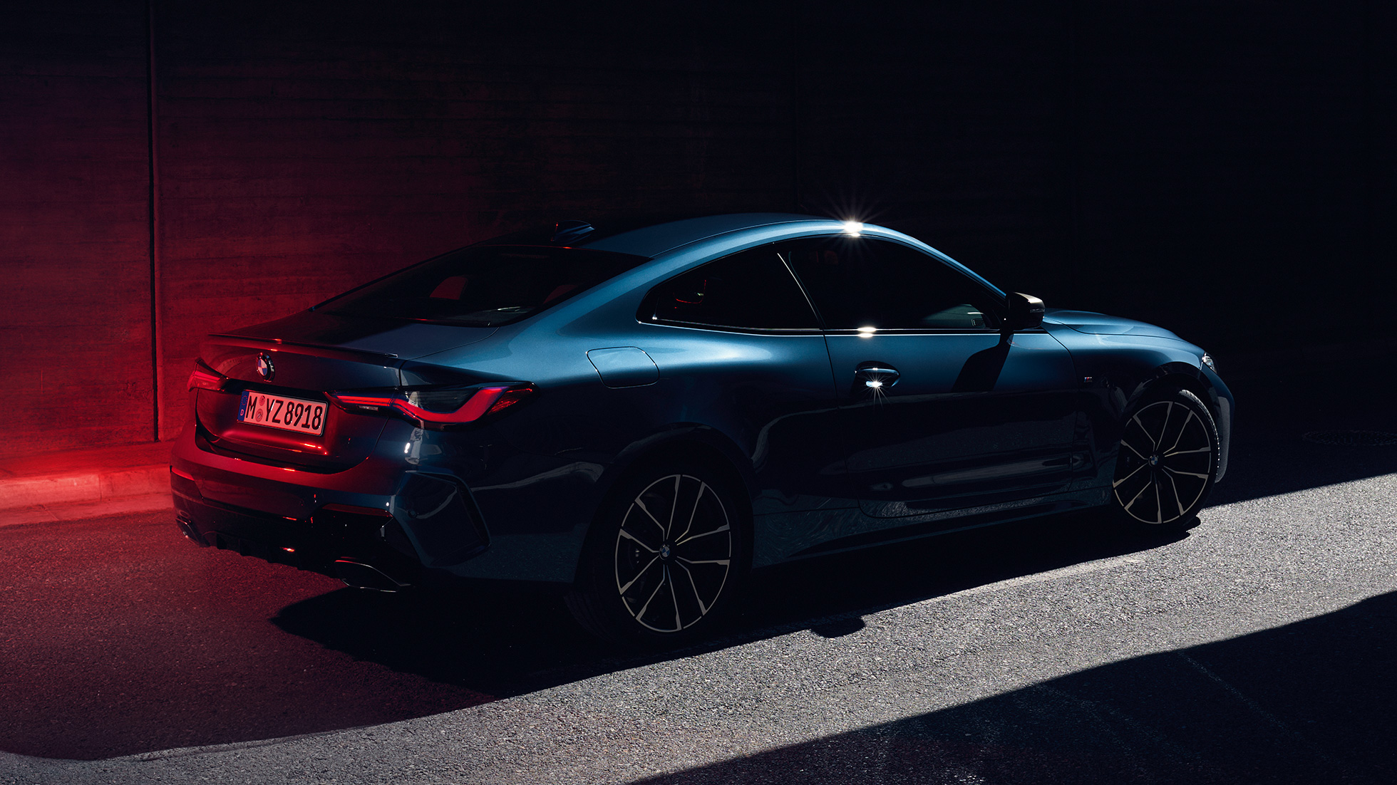 Skulderparti med Hofmeister-knæk BMW 4-serie Coupé G22 set bagfra let drejet BMW 4-serie Coupé G22 2020 Arctic Race Blue metallic set bagfra let drejet, skulderparti med Hofmeister-knæk