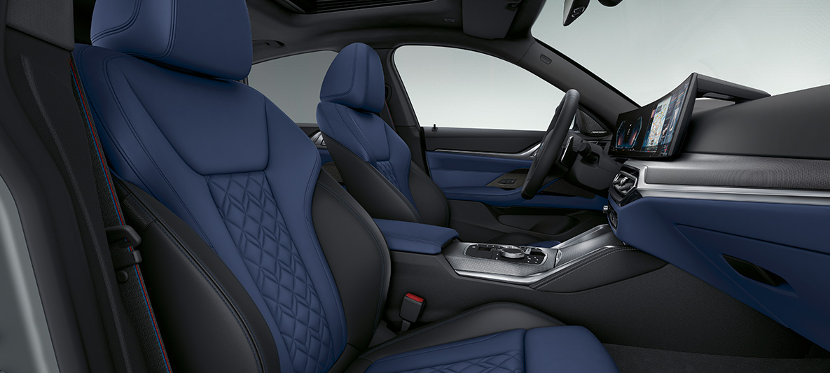 Læderpakke 'Merino' Fjord Blue/sort BMW 4-serie Gran Coupé G26 2021 kabine BMW Individual udvidet læderpakke 'Merino' i Fjord Blue/sort BMW 4-serie Gran Coupé G26 2021 kabine cockpit