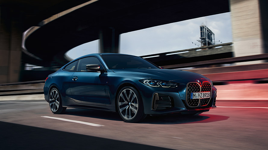 BMW 4-serie Coupé G22 set fra siden let drejet på vejen BMW 4-serien BMW 4-serie Coupé G22 anden generation set fra siden let drejet på vejen