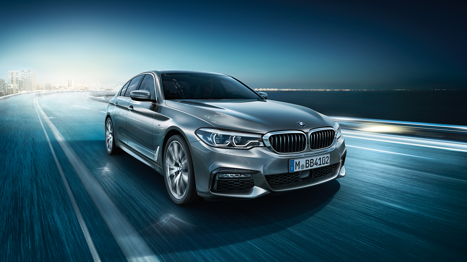 Design BMW 5-serie Sedan BMW 5-serie Sedan 540i Sedan G30 Bluestone Metallic set forfra let drejet