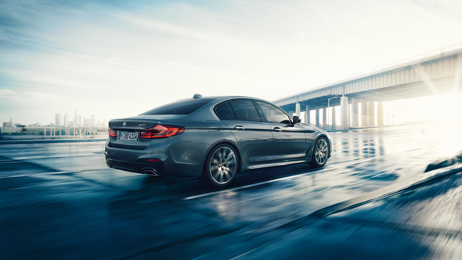 Bagende BMW 5-serie Sedan Bagende BMW 5-serie Sedan højdepunkter 540i Sedan G30 Bluestone Metallic set bagfra let drejet