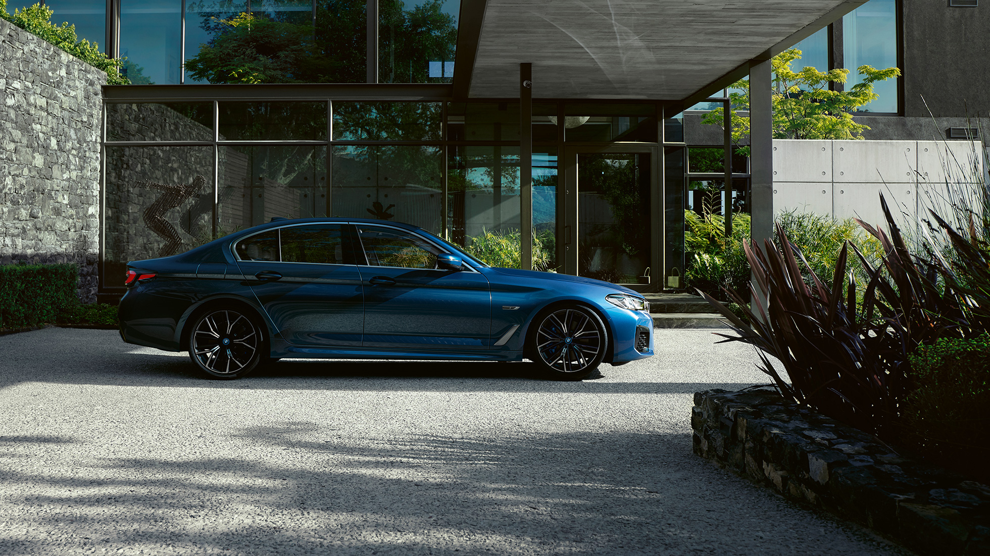 Eksteriør BMW 5-serie Sedan G30 BMW 5-serie Sedan G30 Facelift 2020 Phytonic Blue set fra siden parkeret